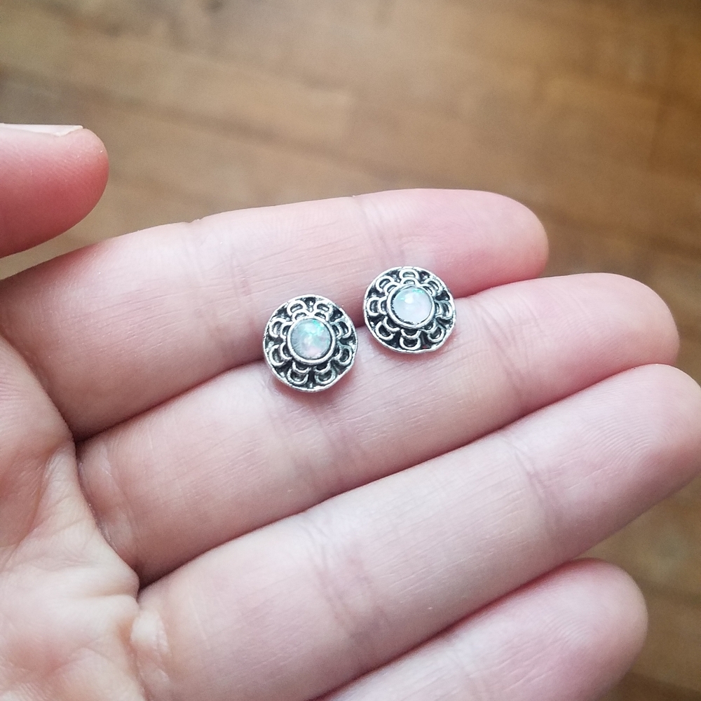 NWOT White Triplet Opal Flower Stud Earrings - Picture 8 of 9